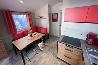 Camping Le Brasilia, Cottage P\'tit Sud, séjour et cuisine