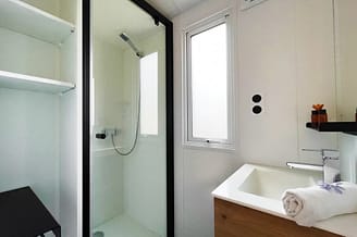 Camping Le Brasilia, Cottage P\'tit Sud, salle de bain