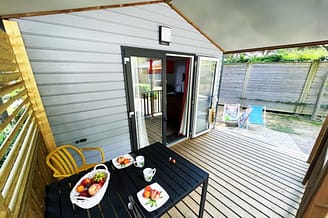 Camping Le Brasilia, Cottage P\'tit Sud, extérieur, terrasse couverte