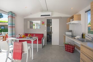 Camping Le Brasilia, Cottage PMR, comedor y cocina