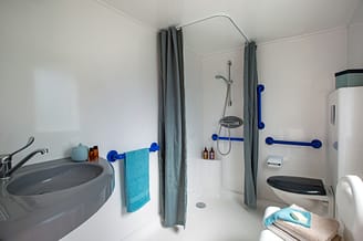 Camping Le Brasilia, Cottage PMR, cuarto de baño