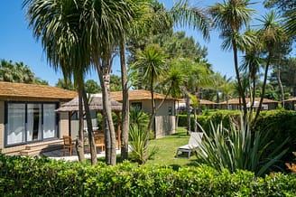 Camping Le Brasilia, accommodaties met tuinen en bomen