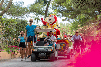 Camping Le Brasilia, Yelloh! Village, parade enfants