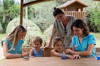 Le Brasilia campsite, children’s activities, make up workshop