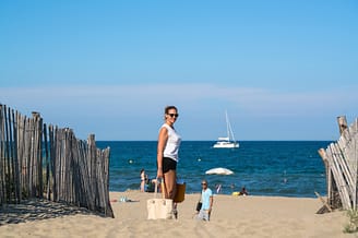 Camping Le Brasilia, couple qui va &agrave; la plage