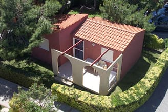 Camping Le Brasilia, vakantiehuis in dennenbos, buiten