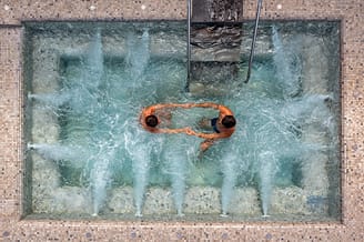 Camping Le Brasilia, Papillon Spa, couple dans un bassin hydro massant