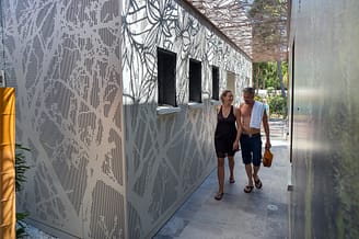 Camping Le Brasilia, pavillon sanitaires, couple