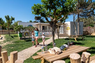 Camping Le Brasilia, animations pour enfants, mascotte dauphin