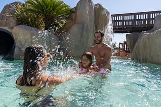 Camping Le Brasilia, baignade, famille, dans le lagon l\'Archipel