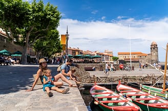 Camping Le Brasilia, famille en excursion à collioure