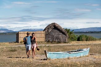 Camping Le Brasilia, couple devant l\'Étang de Canet-Saint-Nazaire avec le pic du Canigou en arrière plan