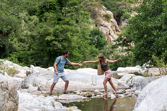 Camping Le Brasilia, couple en excursion en montagne