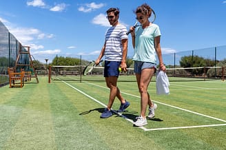 Camping Le Brasilia, un couple jouant au tennis