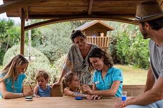 Camping Le Brasilia, animations pour enfants, atelier maquillage avec les parents