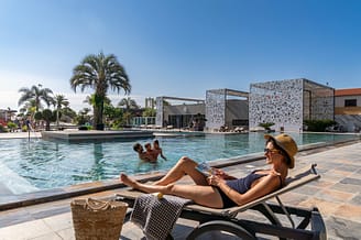 Camping Le Brasilia, waterpark, vrouw op ligstoel