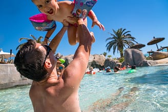 Camping Le Brasilia, parc aquatique l\'Archipel, p&egrave;re avec son enfant