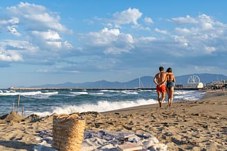 Camping Le Brasilia, couple à la plage
