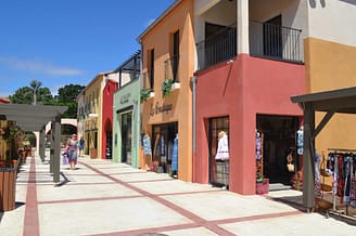 Camping Le Brasilia, services, la place du village