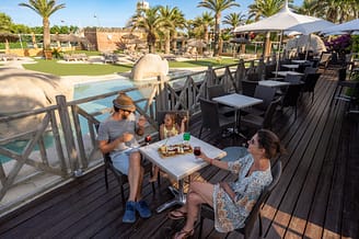 Campingplatz Le Brasilia, Gastronomie, Familie an der Snackbar, auf der Terrasse