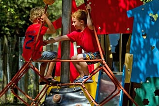 Camping Le Bois de Valmarie - Enfants jouant à l\'aire de jeux