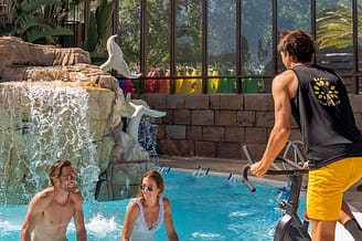 Camping La Sirène - Actividades y animaciones - Pareja en clase de aquabike