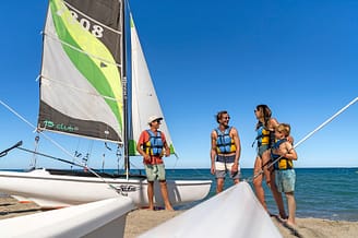 Camping La Sirène - Actividades y animaciones - Club de playa - Familia iniciándose al catamarán