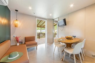 Camping Arc en Ciel - Locations - Cottage Calys - Salon - Cuisine