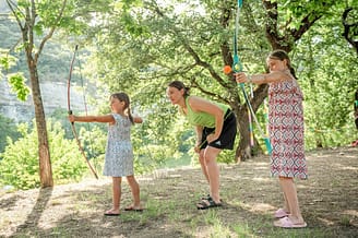 Camping Arc en Ciel - Activit&eacute;s - Enfants qui pratiquent le tir &agrave; l\'arc