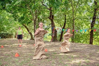 Camping Arc en Ciel - Activit&eacute;s - Enfants qui font une course de sac &agrave; patate