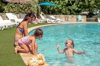 Camping Arc en Ciel - Espace aquatique - M&egrave;re et ses deux enfants au bord de la piscine