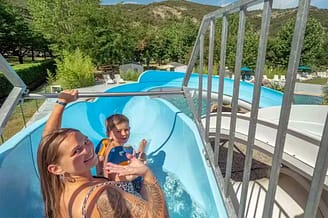 Camping Arc en Ciel - Espace aquatique - enfants sur le toboggan aquatique