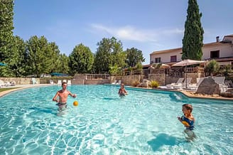 Camping Arc en Ciel - Espace aquatique - Famille qui joue au ballon dans la piscine