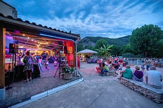 Camping Arc en Ciel - Soir&eacute;es et animations - Restauration et sc&egrave;ne de spectacle &agrave; la tomb&eacute;e de la nuit