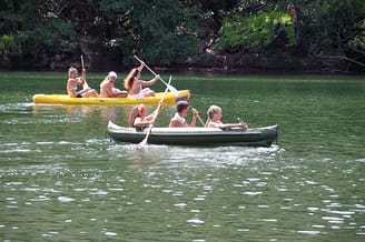 Camping Arc en Ciel - Activities - Children canoeing on the Ard&egrave;che