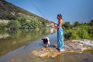 Camping Arc en Ciel - Activities - Woman fishing on the Ard&egrave;che