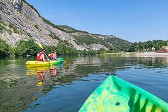 Camping La Plage Fleurie - Activités - Couple qui fait du canoë sur l\'Ardèche
