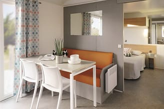 La Plage Fleurie campsite - Holiday rentals - Gili Cottage - 4 persons - 2 bedrooms - Persons with disabilities - Living area
