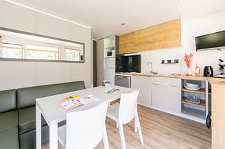 Plage Fleurie campsite - Holiday rentals - Livia Premium Cottage - 4 persons - 2 bedrooms - Living area - Kitchen