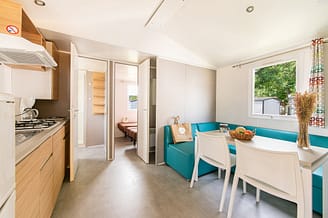 La Plage Fleurie campsite - Rentals - Moorea Cottage - 4 persons - 2 bedrooms - Living area - Kitchen