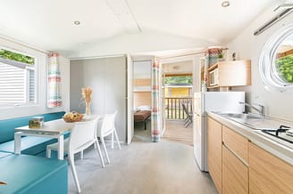 La Plage Fleurie campsite - Rentals - Moorea Cottage - 4 persons - 2 bedrooms - Living area - Kitchen