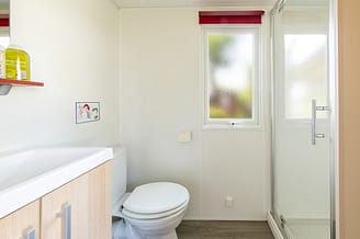 La Plage Fleurie campsite - Holiday rentals - Cottage Alizé - 4 persons - 2 bedrooms - Bathroom