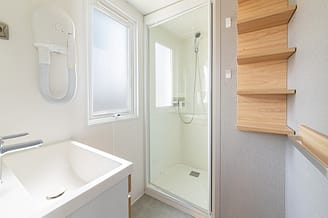 La Plage Fleurie campsite - Holiday rentals - Moorea Cottage - 4 people - 2 bedrooms - Bathroom
