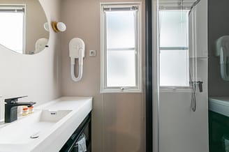La Plage Fleurie campsite - Holiday rentals - Cottage Calys - 4 people - 2 bedrooms - Bathroom
