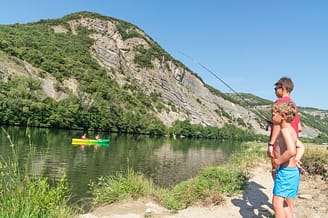 Camping La Plage Fleurie - Activités - Enfant qui pêche dans la rivière