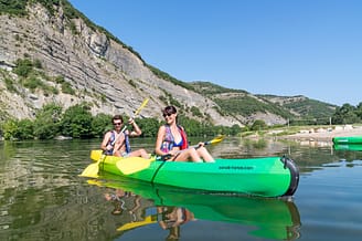 Camping La Plage Fleurie - Activités - Couple qui fait du canoë sur l\'Ardèche