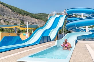 Camping La Plage Fleurie - Espace aquatique - Père et sa fille sur le toboggan aquatique