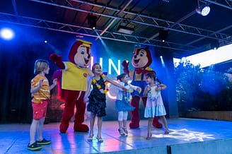 Camping La Plage Fleurie - Enfant dansant sur la scène avec Yellito et Yellita
