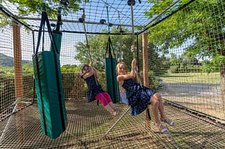Camping La Plage Fleurie - Kinderclub - Kinderen spelen in de speeltuin