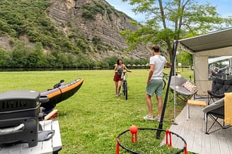 Plage Fleurie campsite - Pitch by the river - Couple in front of their tent